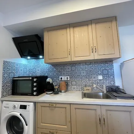 Apartment Theros - Traditional House In